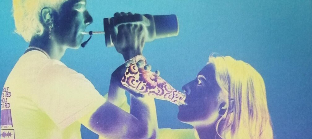 François Christophe photographie les gestes du vrac et du réemploi des emballages. 