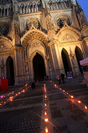 parvis de la cathédrale illuminé