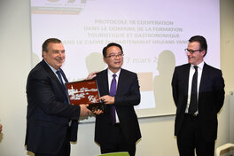 2017 – Signature du protocole de coopération entre Orléans et Yanghzou pour la formation touristique et gastronomique